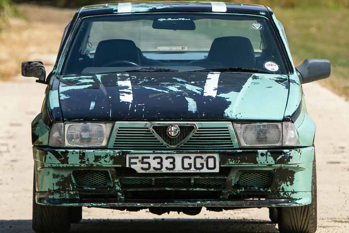 Hij koopt Jeremy Clarksons Alfa Romeo 75 V6 (Top Gear) en gaat de weg op. Wat kan er misgaan?