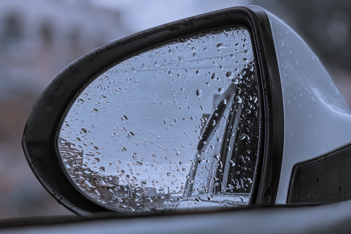 Wist u dat een verborgen knop regen van uw autospiegels kan verwijderen?