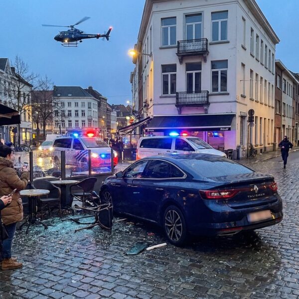 Antwerpen Franse Auto Eindigt Op Terras Na Achterv