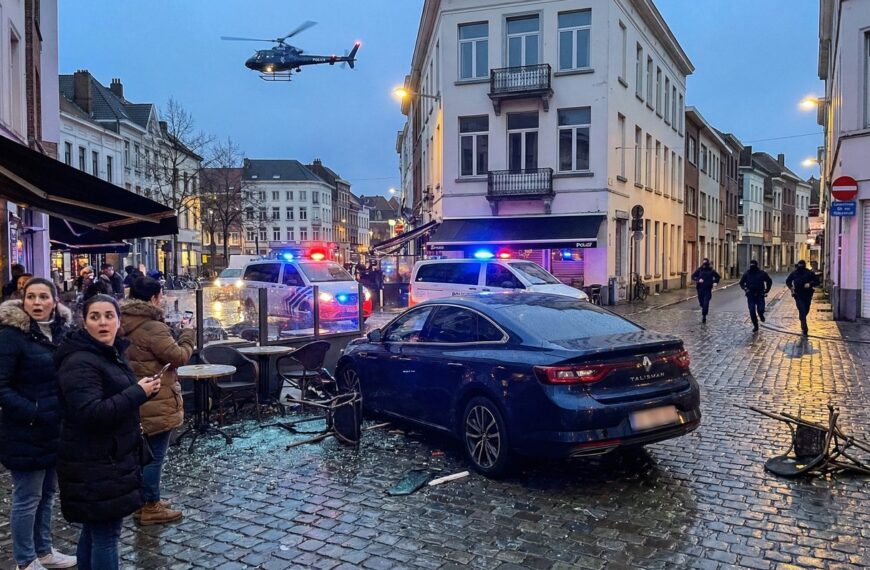 Antwerpen Franse Auto Eindigt Op Terras Na Achterv